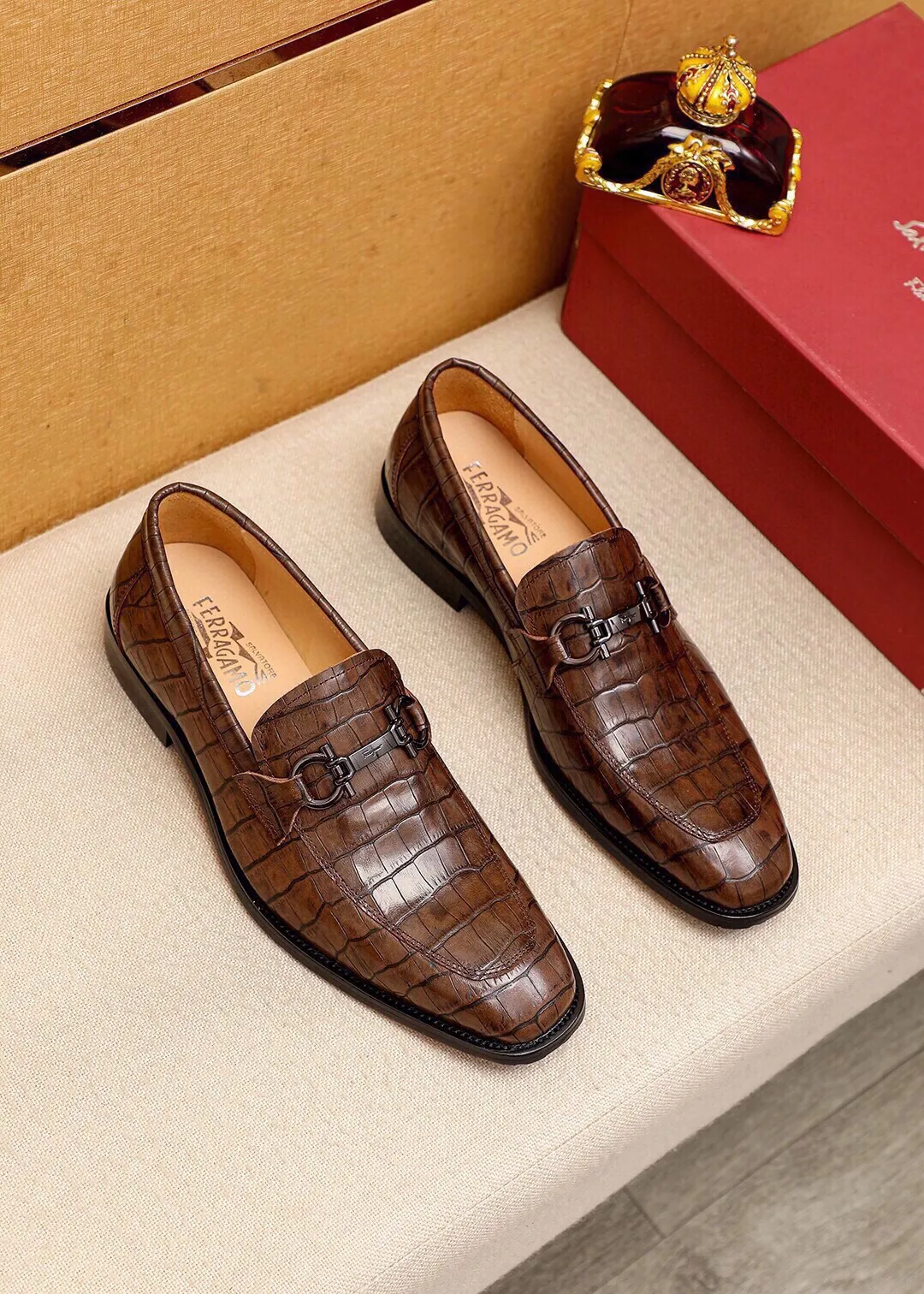 Men's shoes 💰460 💐 Product trademark: Ferragamo "Ferragamo" casual leather shoes Regular size: 38-44 (custom-made at 45.46.47🉑️) Product materials: Selected imported first-layer calfskin embossed upper + original hardware buckle, imported water-dyed cow leather lining. Strong three-dimensional visual effect, combined outsole Color: 2⃣️colors available